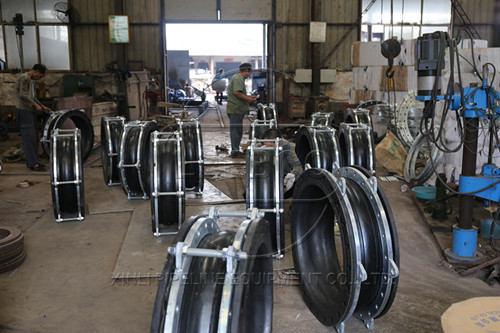 <a href=http://www.xinligd.com target=_blank class=infotextkey>橡膠接頭</a>與埋地防護罩的關(guān)系